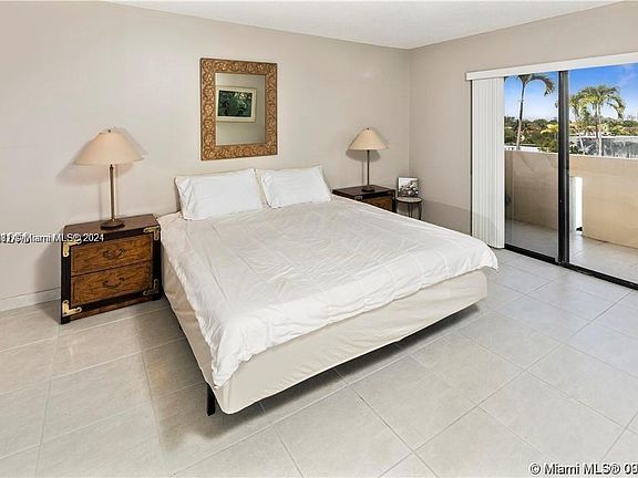 5th image of 2924 Collins Ave APT 505