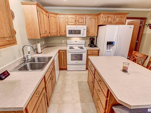 4th image of 701 E Esther St