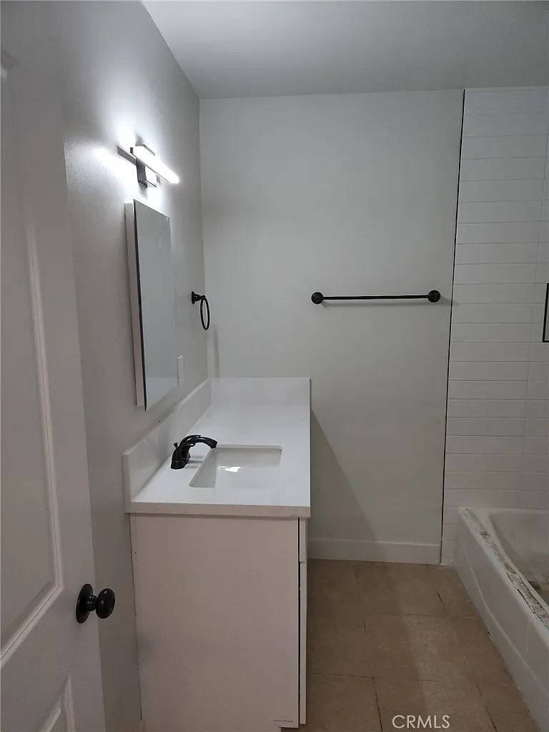 2 bed, 692 sqft, $2,300 — Photo 3
