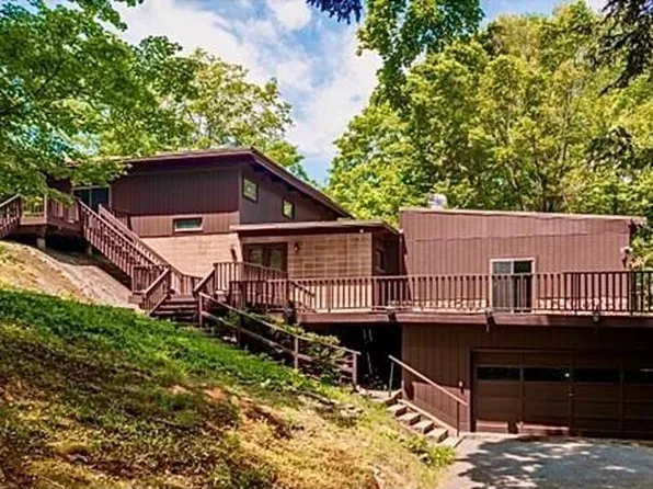 25 Pine Woods Road, Hyde Park, NY 12538