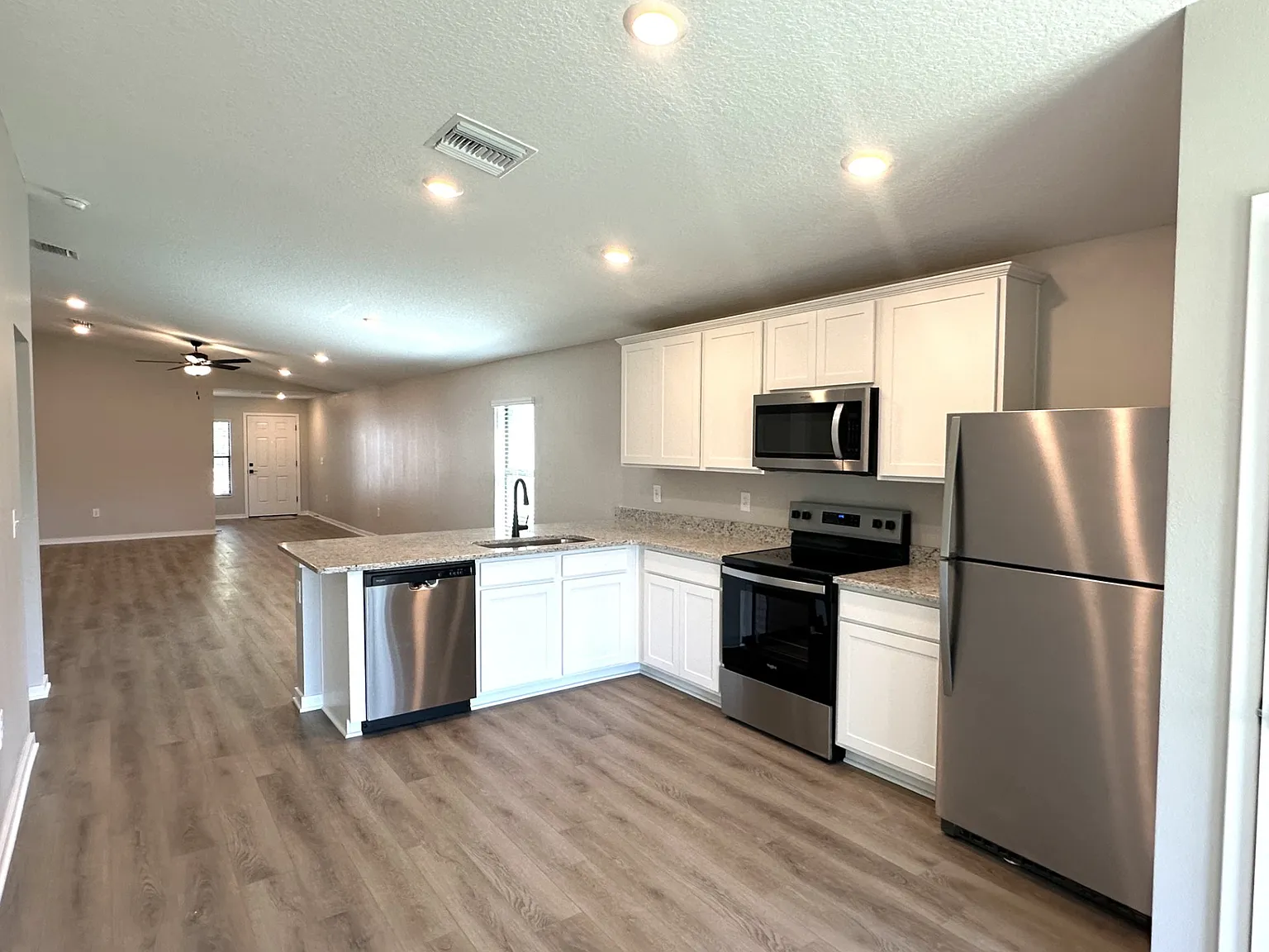 3 bed, 1704 sqft, $2,400 — Photo 3