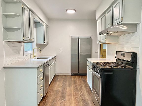 3rd image of 2209 Woodbine Ave