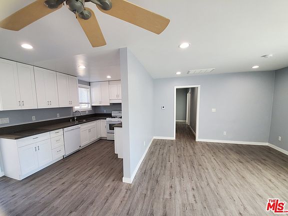3rd image of 9304 Cedros Ave