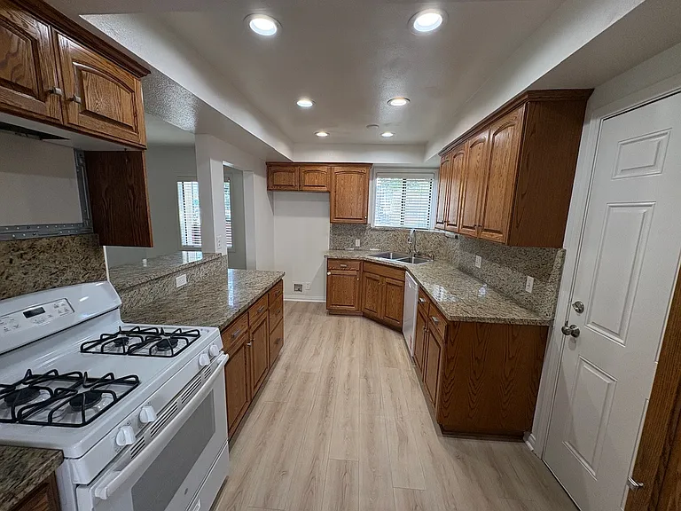 2800 W Victory Blvd — Photo 4