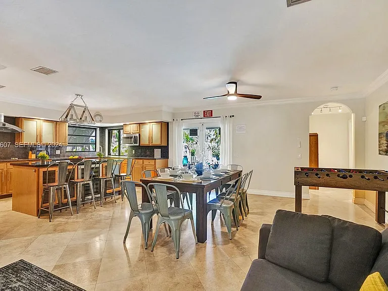 1049 N Southlake Dr — Photo 8