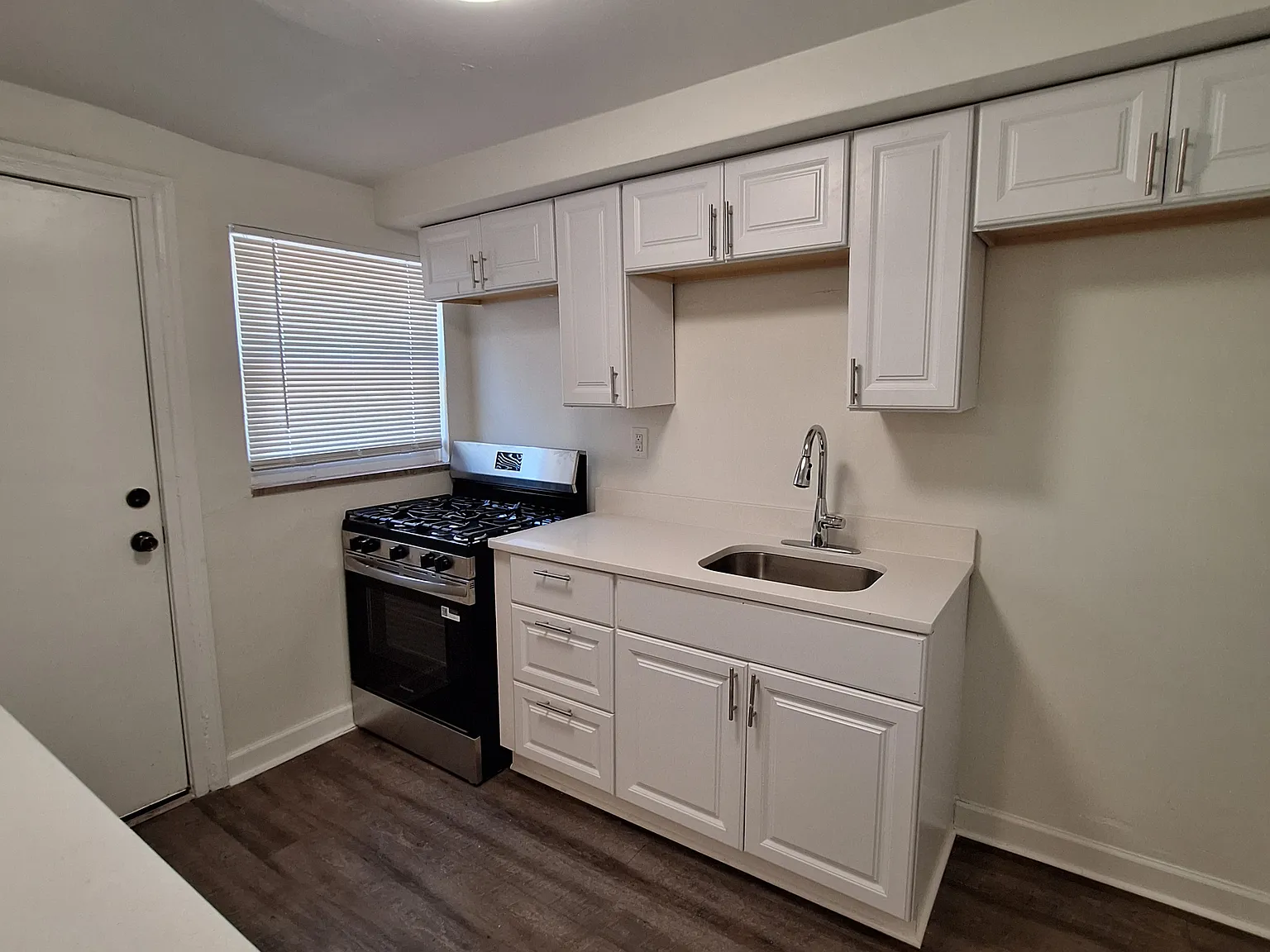 3 bed, 990 sqft, $1,680 — Photo 3