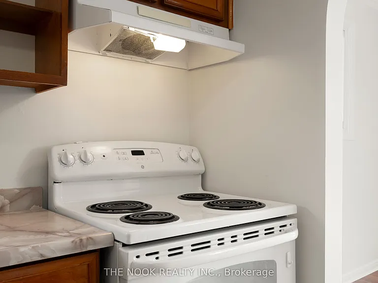 948 Simcoe St N #A — Photo 16