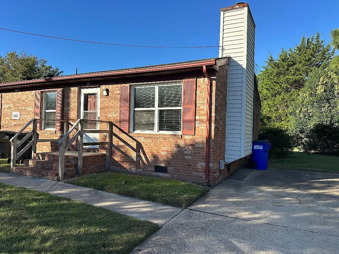 2 bed, 1040 sqft, $1,695 — Photo 1