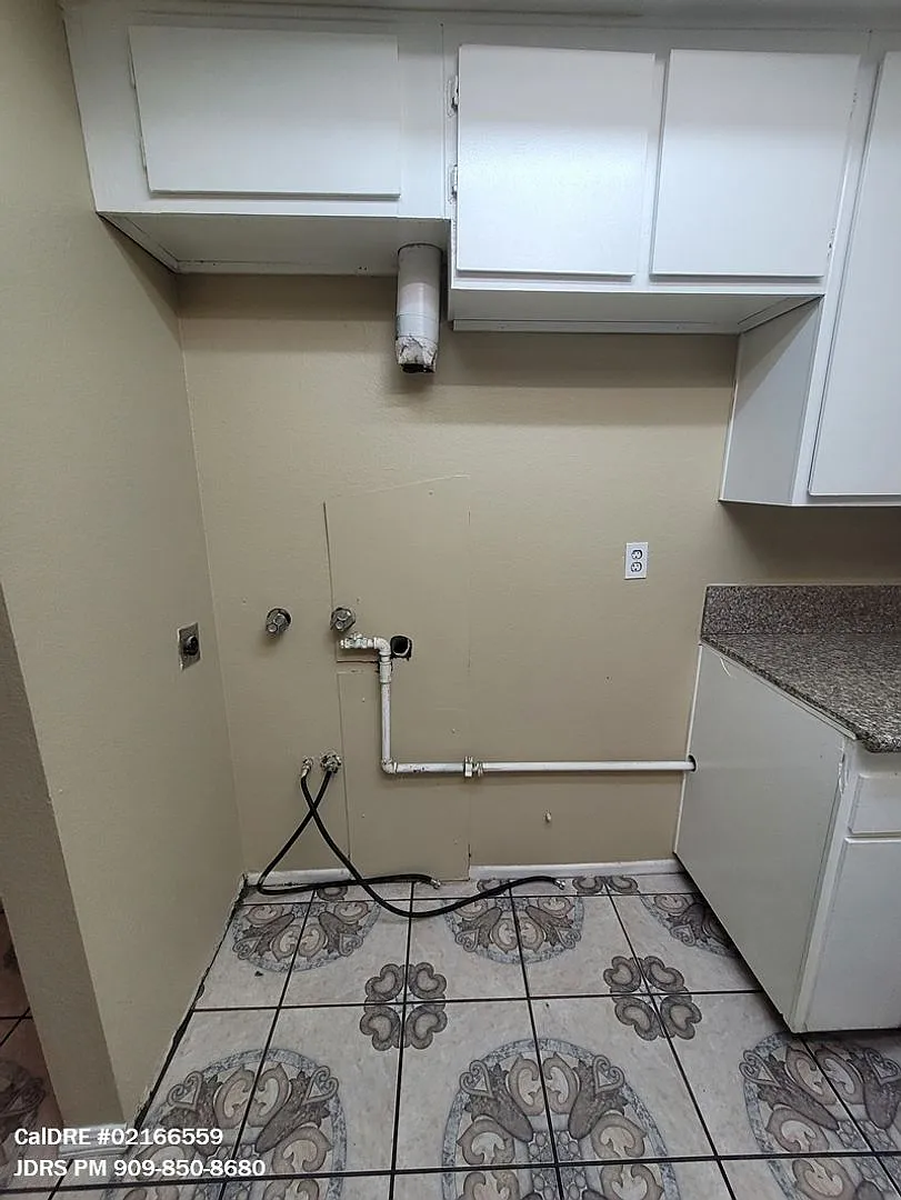 Price Lowered! Ontario 2 Bedroom Condo — Photo 3