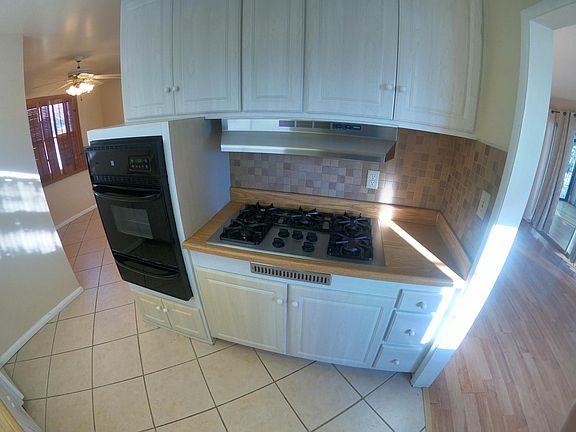 2nd image of 3952 Maple St