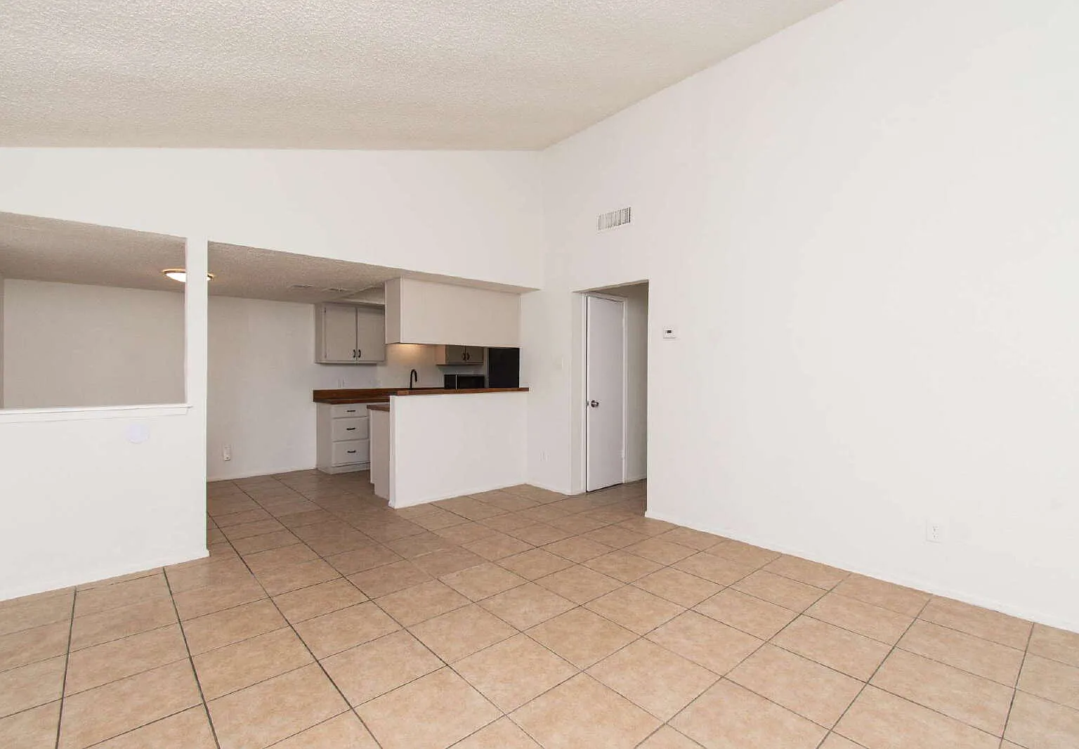 3 bed, 1.0 bath, 900 sqft, $1,350 — Photo 2