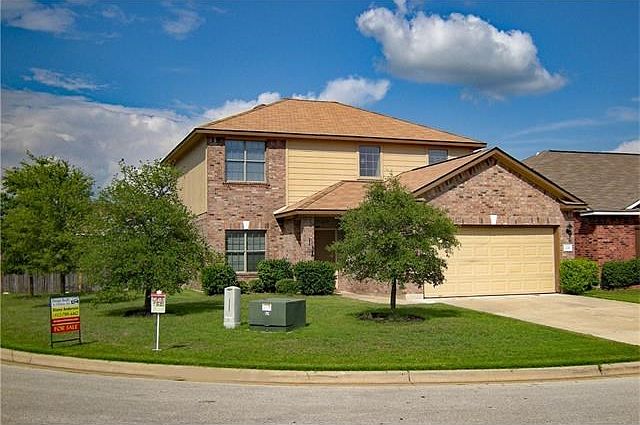 Premium interior corner lot with 4 nice size Oak trees in the front yard. Roof was replaced Sept 2016. Wait until you see the backyard, one of the biggest in the subdivision.
