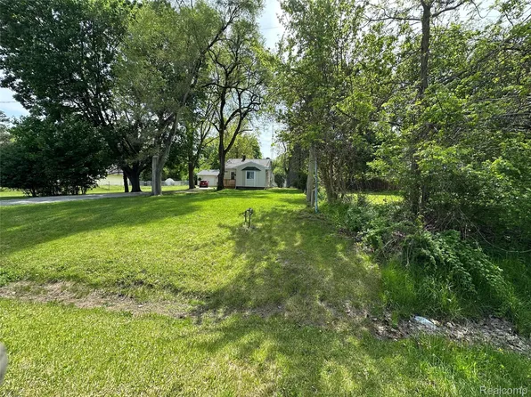6161 River Rd, Flushing, MI 48433