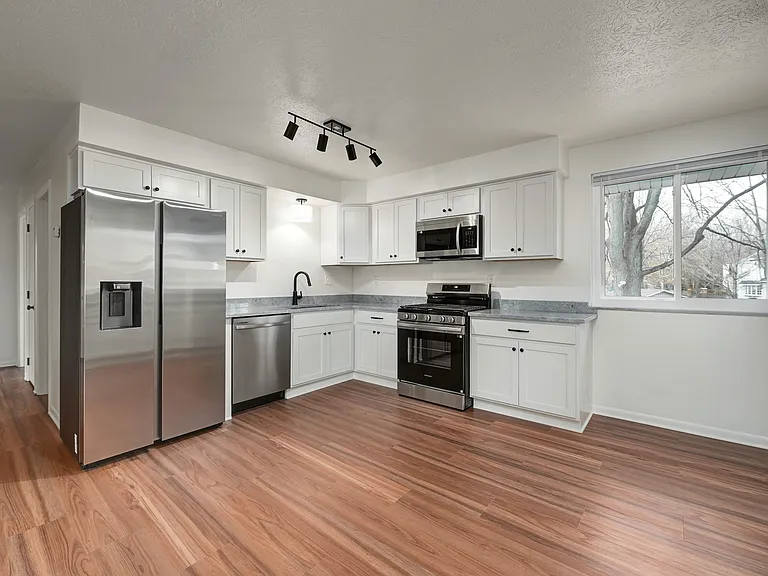2930 Northglen Dr — Photo 5