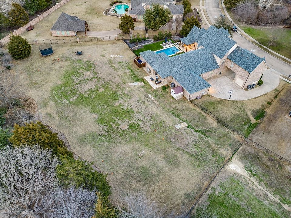 1st image of 1900 Woodbridge Dr