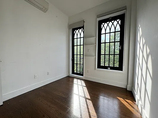 Rented by Pear NYC LLC | media 4