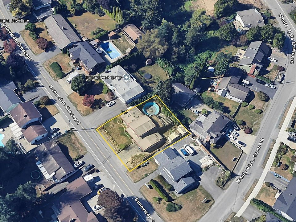 1st image of 2577 Sunnyside Cres