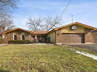 1402 N Millstream Dr, McHenry, IL 60050