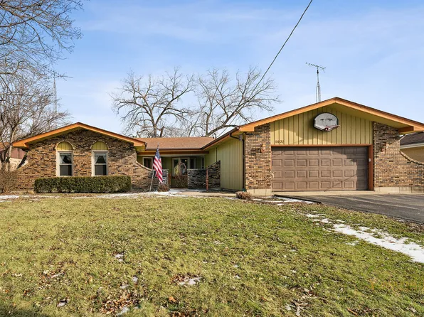 1402 N Millstream Dr, McHenry, IL 60050