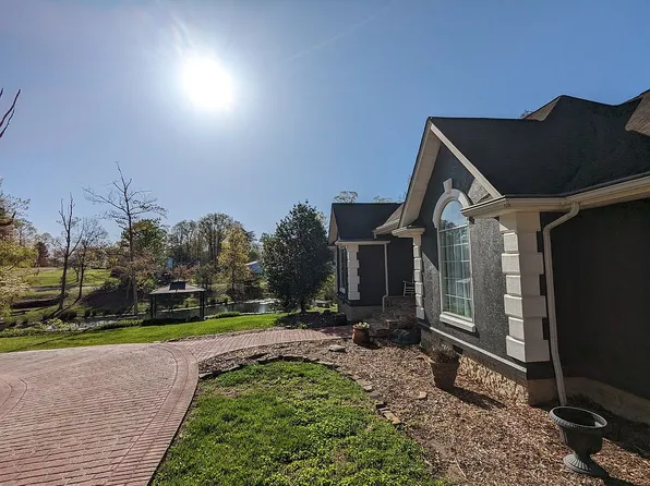 52 Spring Dr, Signal Mountain, TN 37377