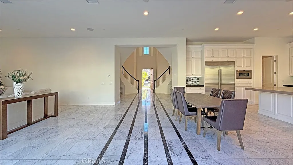 5 bed, 5.5 bath, 5400 sqft, $13,200 — Photo 4