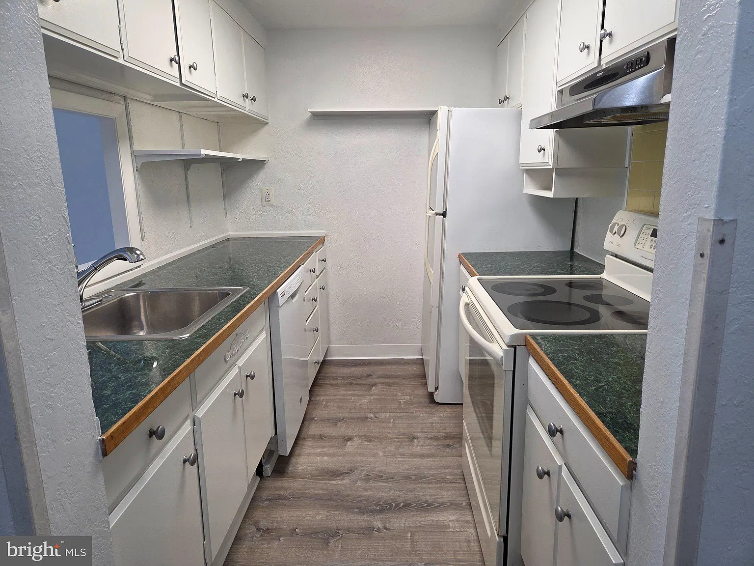 1 bed, 1.0 bath, 574 sqft, $2,000 — Photo 2