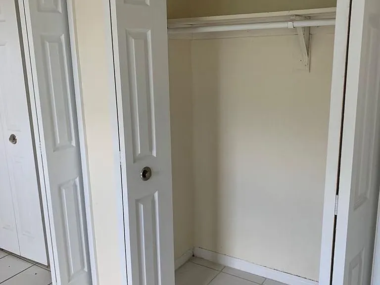 Jaclyn Apartments — Photo 9