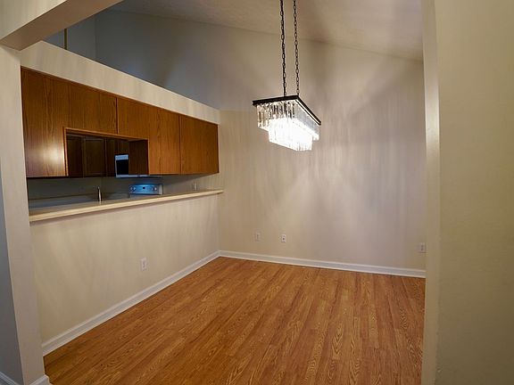 4th image of 131 Lake Chateau Dr