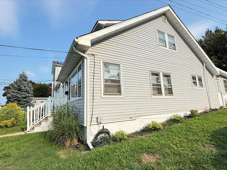 104 Burlington Ave — Photo 2
