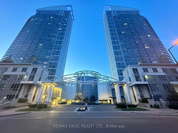 38 Lee Centre Dr #2912, Toronto, ON M1H 3J7