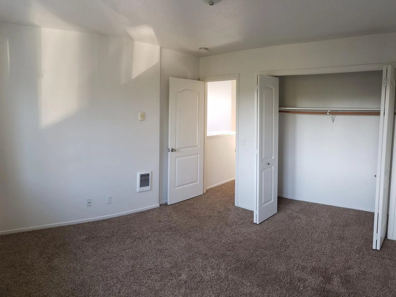 3 bed, 1.5 bath, 1200 sqft, $1,800 — Photo 2
