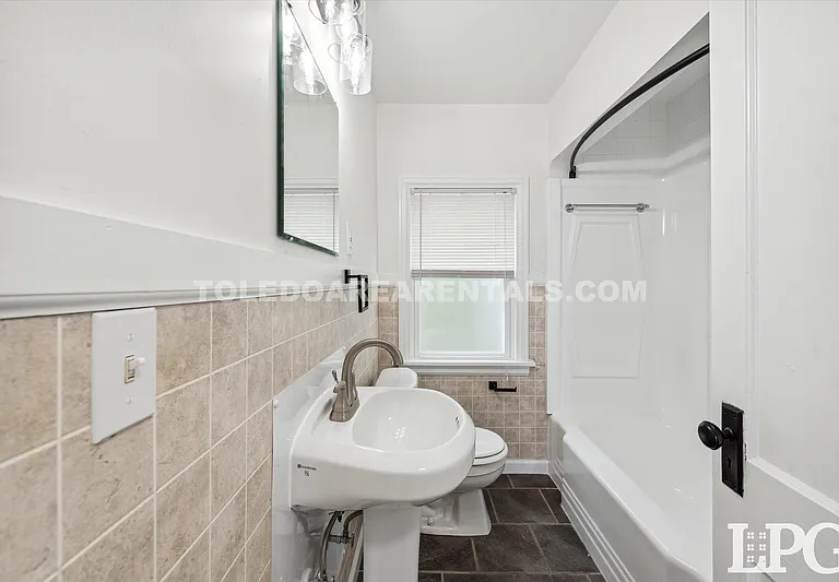 331 California Blvd — Photo 16