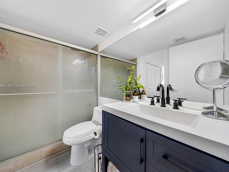 7601 E Treasure Dr #923 — Photo 15
