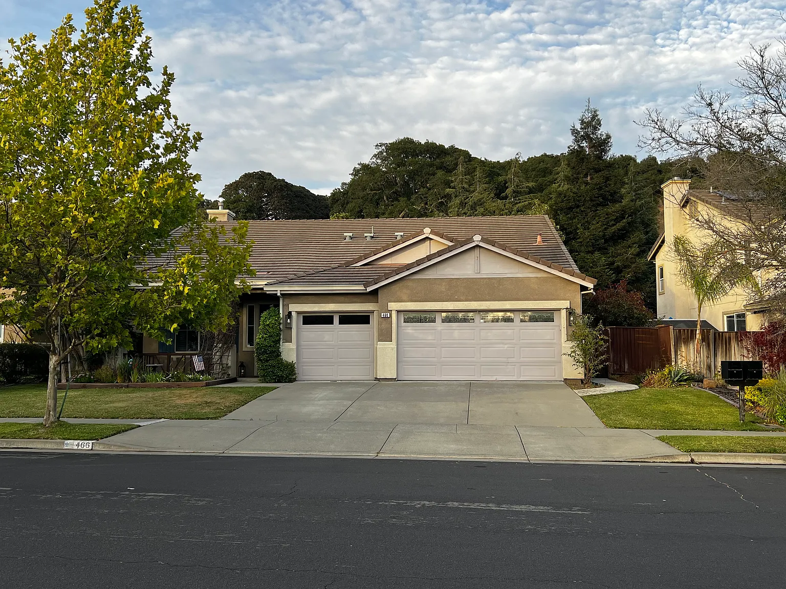 466 Mountain Meadows Dr — Photo 2