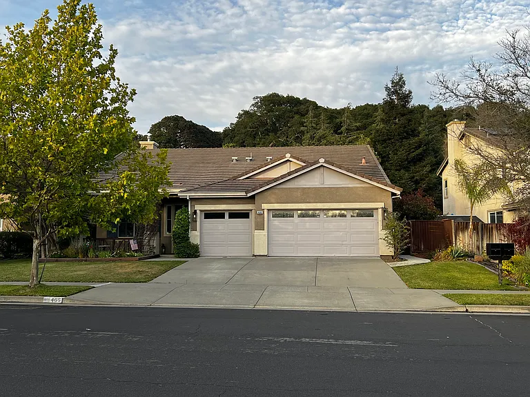 466 Mountain Meadows Dr — Photo 2
