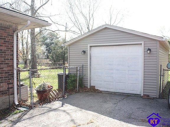 2nd image of 694 Carolyn St
