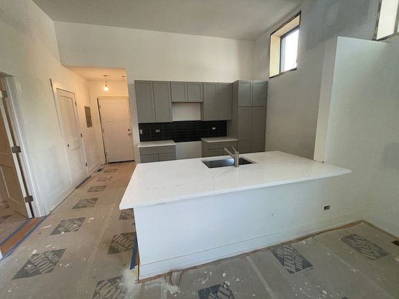 5th image of 2058 N Albany Ave #1F