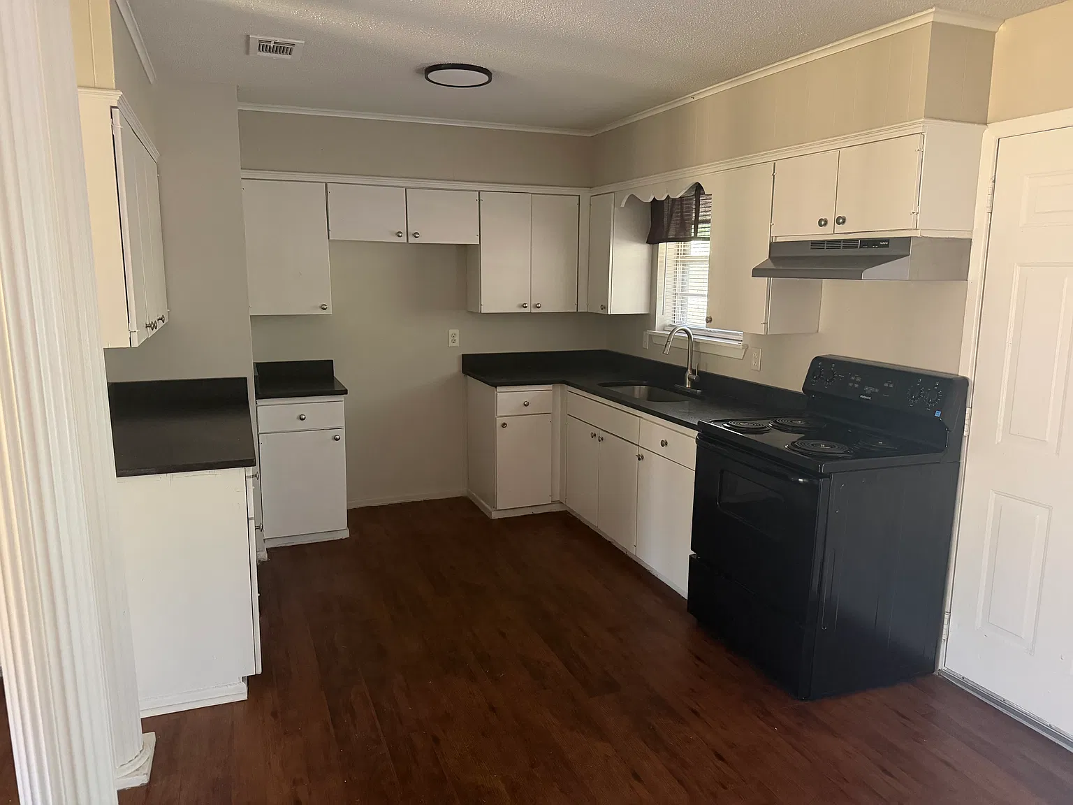 3 bed, 1150 sqft, $1,350 — Photo 3
