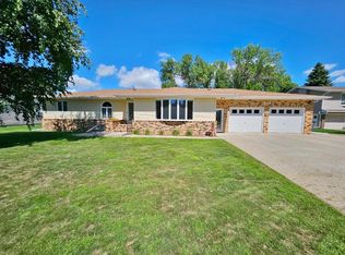 203 Sunset Ln, Rugby, ND 58368