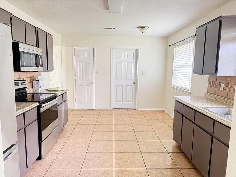 2602 Bigleaf Dr — Photo 5
