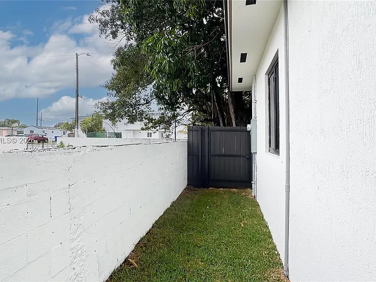 NW 3rd St — Photo 10