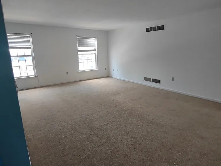 404 S Claymont St — Photo 3
