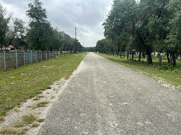 4th image of 357 Whispering Oaks Dr