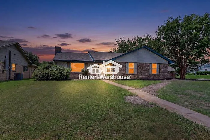 1002 Westminster Ln — Photo 1