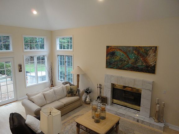 5th image of 563 Sunset Dr