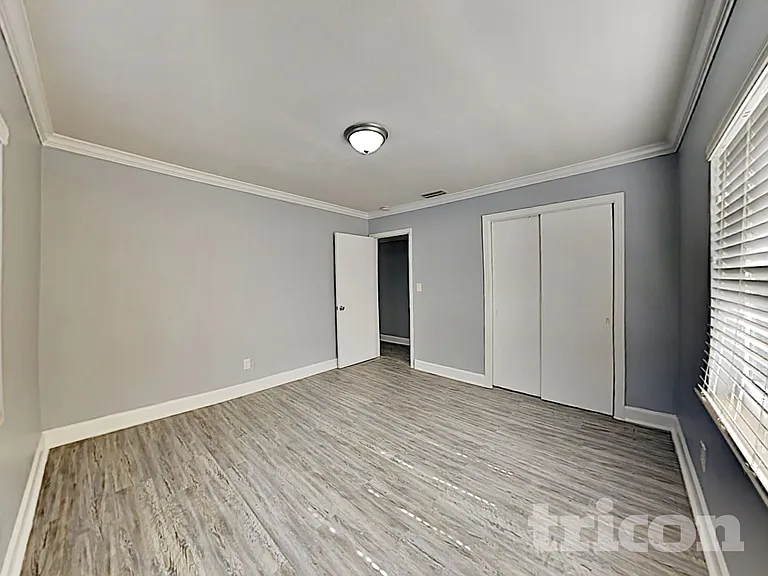 225 W King St — Photo 9