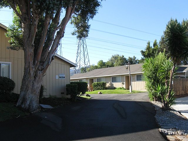 Entering Court Location
