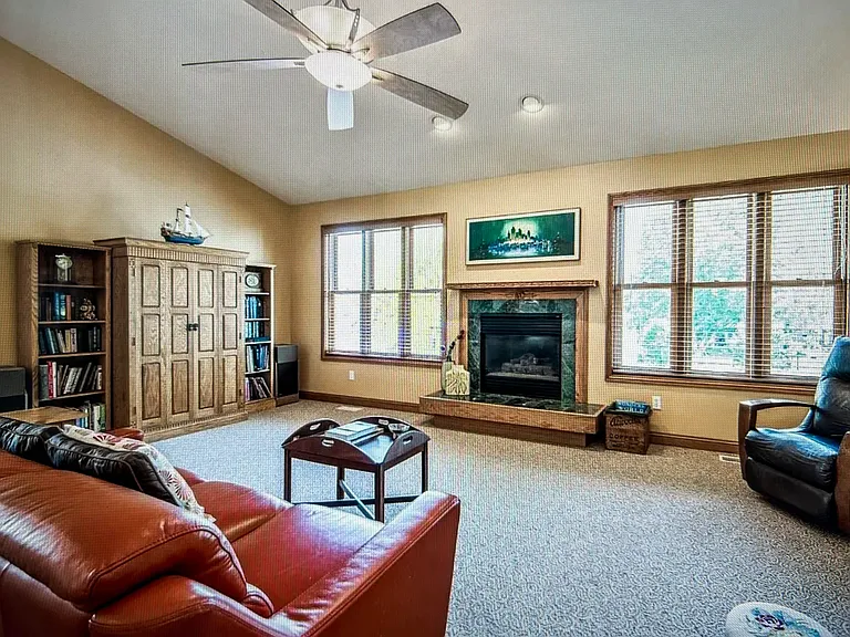 2195 Charleston Dr — Photo 2