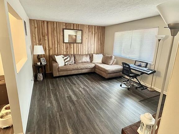 3rd image of 4957 Labelle Dr