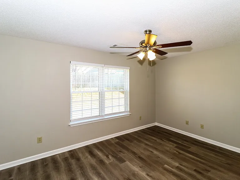 1024 Scofield Dr — Photo 10